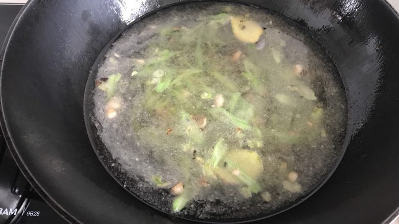 热汤蔬菜鸡蛋面,等豆角变更绿时填汤，大火将汤烧开。