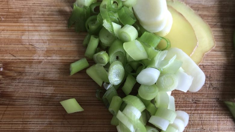 热汤蔬菜鸡蛋面,葱姜蒜切末。