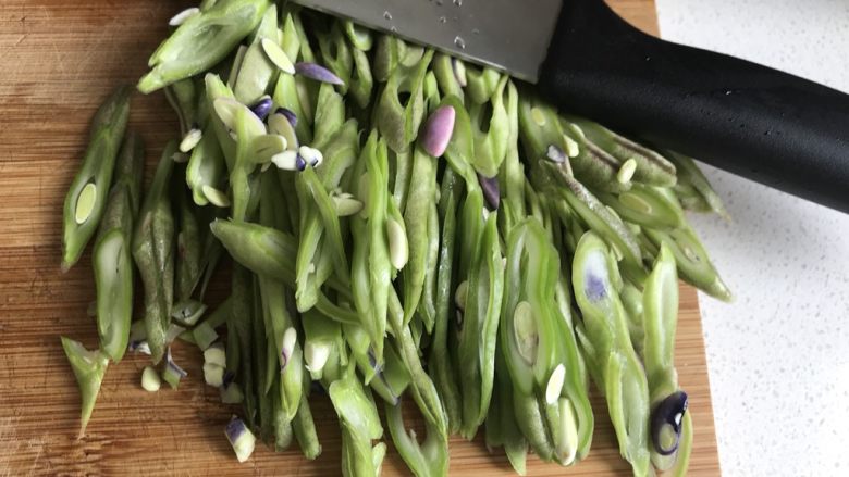 热汤蔬菜鸡蛋面,<a style='color:red;display:inline-block;' href='/shicai/ 3639'>豆角</a>切丝，厚薄差不多就行。