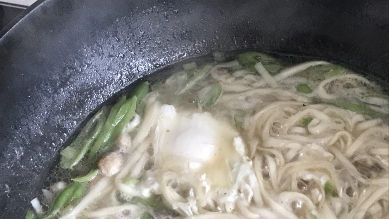 热汤蔬菜鸡蛋面,加入一个鸡蛋，等鸡蛋熟了，面也差不多了，尝一下煮熟，加入盐和几滴生抽就可以关火了。