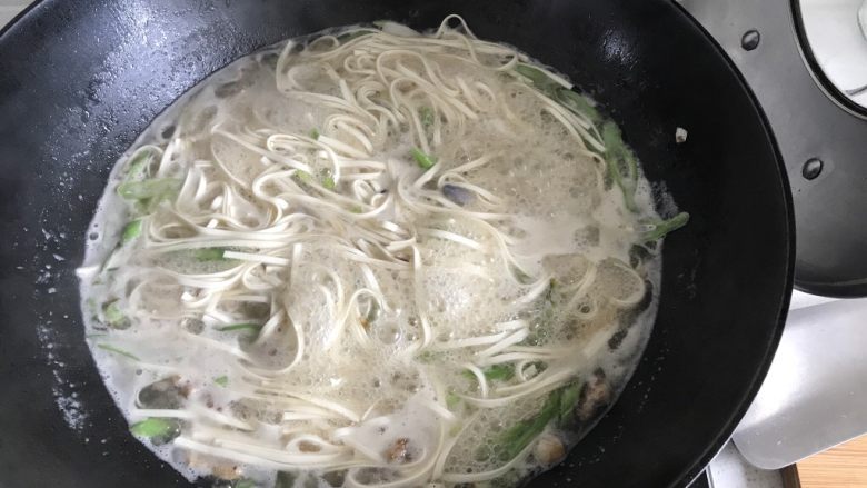 热汤蔬菜鸡蛋面,汤开了改小火煮面条。