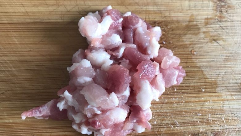 热汤蔬菜鸡蛋面,<a style='color:red;display:inline-block;' href='/shicai/ 428'>五花肉</a>爆锅比较香，切小片即可。