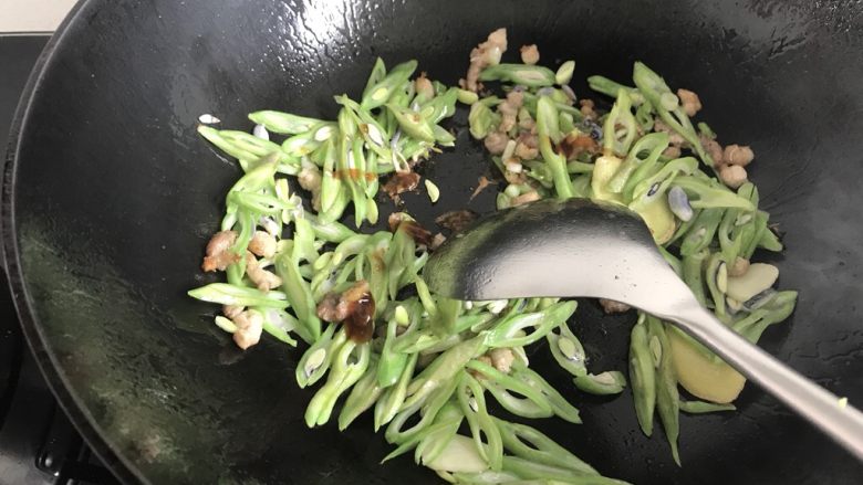 热汤蔬菜鸡蛋面,葱姜蒜出香味加入豆角丝翻炒，加入<a style='color:red;display:inline-block;' href='/shicai/ 721'>蚝油</a>适量炒均匀。