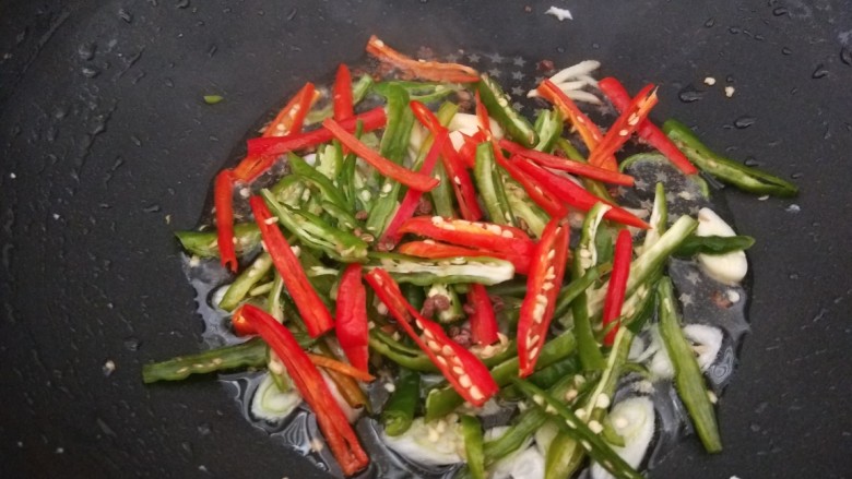 新文美食 鱼香鸡丝,倒入青红椒炒均匀。