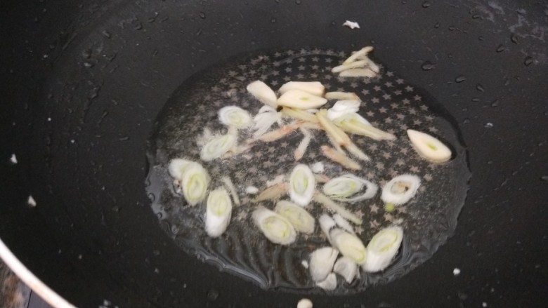 新文美食 鱼香鸡丝,锅中在倒入适量油烧热,放入葱姜蒜炒香。