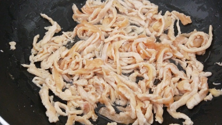 新文美食 鱼香鸡丝,翻炒均匀倒入盆中备用。