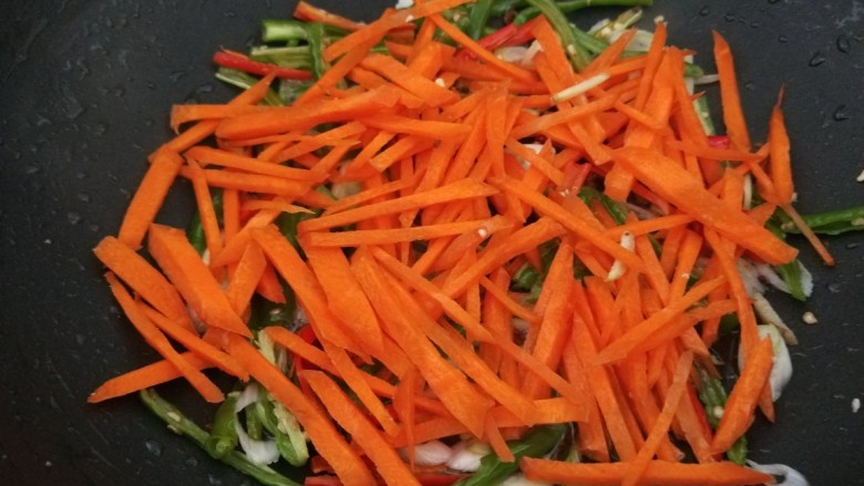 新文美食 鱼香鸡丝,倒入胡萝卜丝。