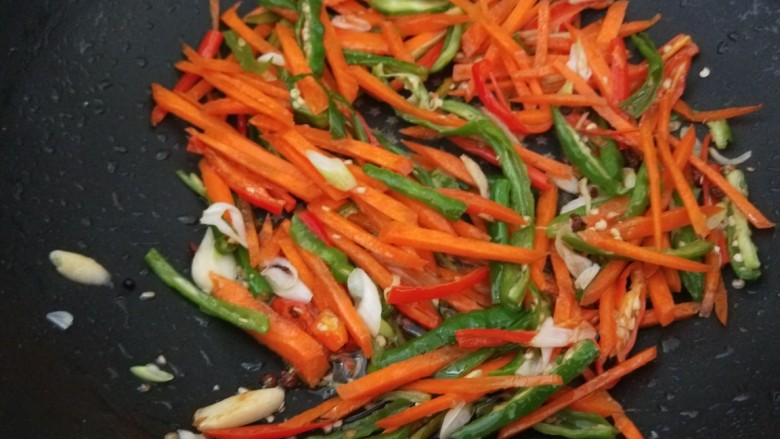新文美食 鱼香鸡丝,翻炒均匀。