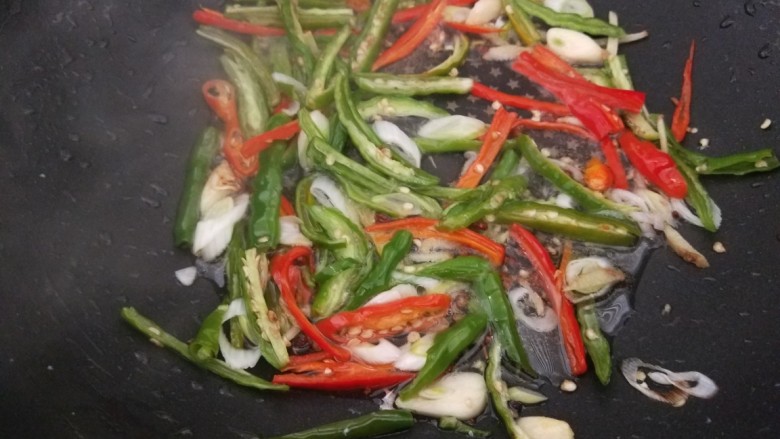 新文美食 鱼香鸡丝,倒入适量料酒。