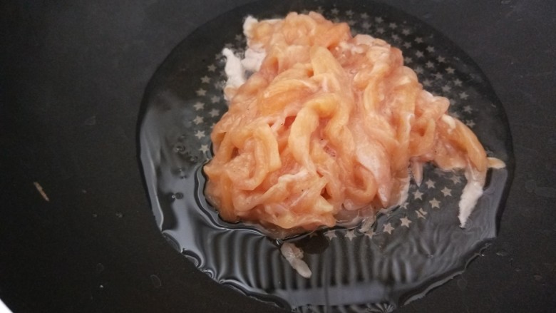 新文美食 鱼香鸡丝,不沾锅烧适量<a style='color:red;display:inline-block;' href='/shicai/ 849'>花生油</a>烧热,倒入鸡丝。