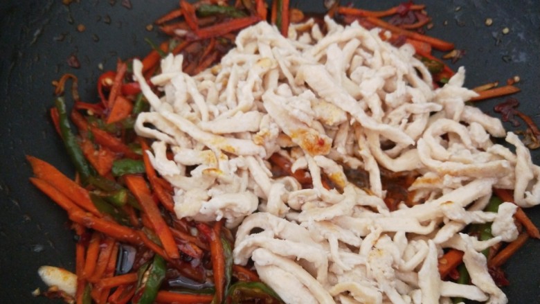 新文美食 鱼香鸡丝,倒入鸡丝。