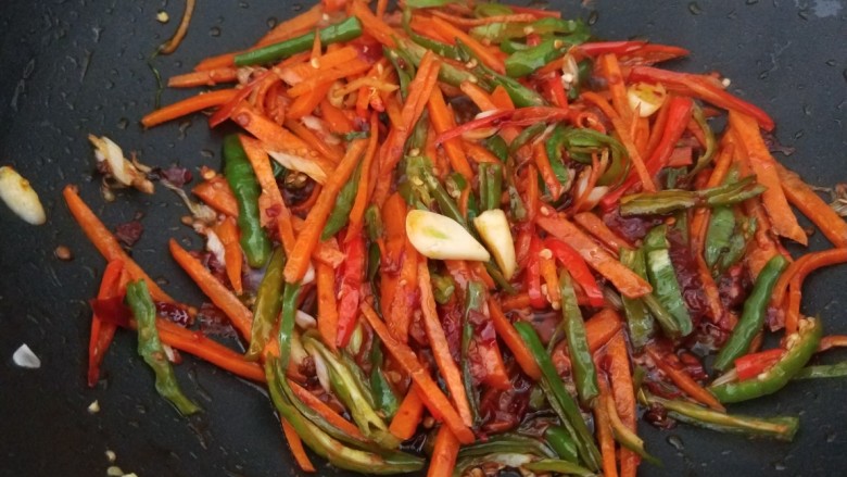 新文美食 鱼香鸡丝,翻炒均匀加入适量<a style='color:red;display:inline-block;' href='/shicai/ 692'>酱油</a>。