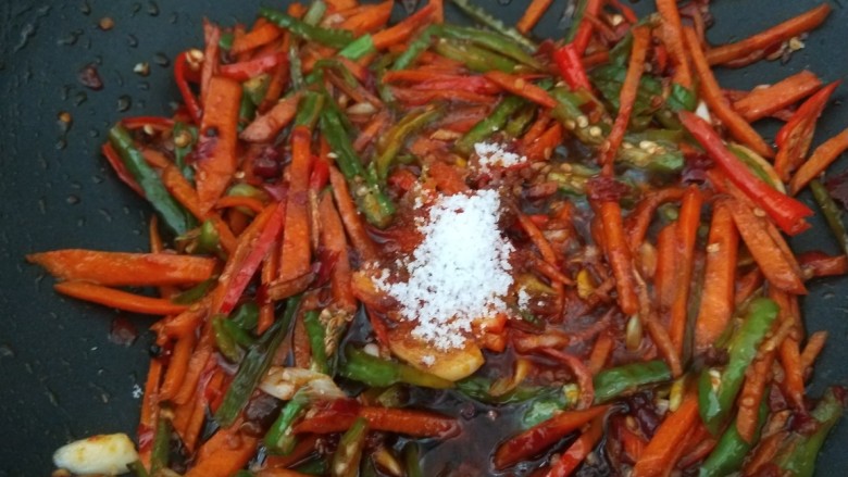 新文美食 鱼香鸡丝,加入适量<a style='color:red;display:inline-block;' href='/shicai/ 3729'>白糖</a>炒均匀。