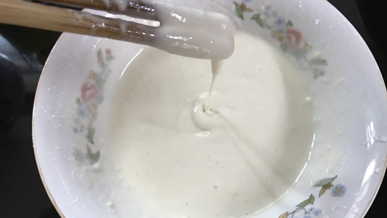 番茄鸡蛋疙瘩汤,然后用打好的蛋白和面,至面糊滴落纹路不马上消失。静置15分钟。