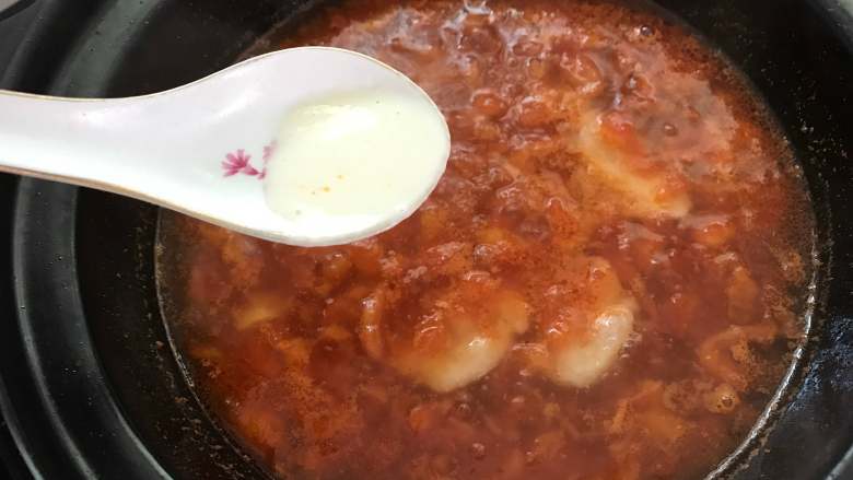 番茄鸡蛋疙瘩汤,再次煮开后用勺子舀一小勺面糊放入锅中,直至面糊全部放入。
