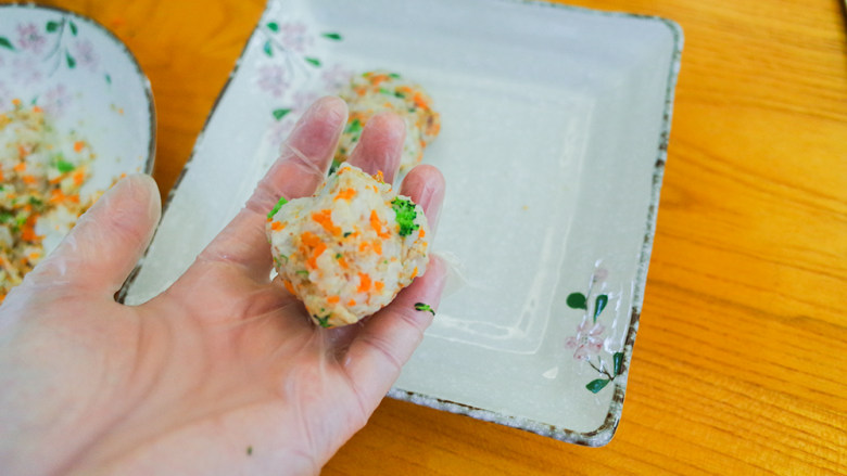 蔬菜肉末煎米饼,一个个捏成圆饼,也可以做成其他形状比如正方形、心形等等