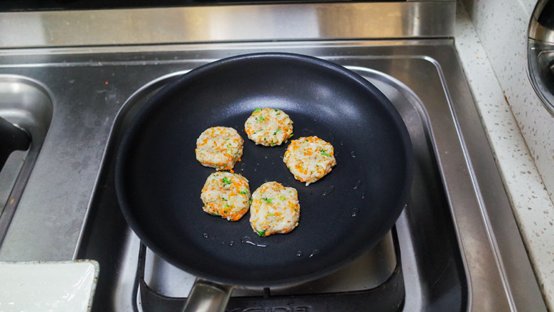 蔬菜肉末煎米饼,平底锅放一点点油小火煎