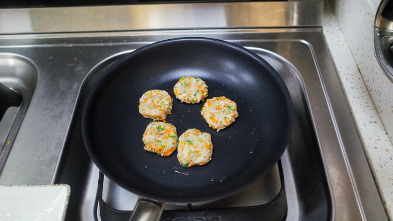 蔬菜肉末煎米饼,平底锅放一点点油小火煎
