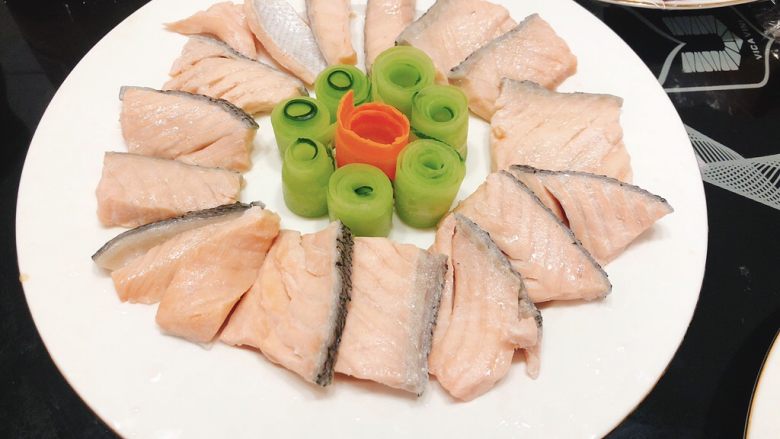白灼沙拉三文鱼-西餐、年夜饭,摆上焯好的三文鱼,一片叠一片摆放整齐。