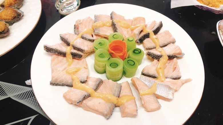 白灼沙拉三文鱼-西餐、年夜饭,挤上<a style='color:red;display:inline-block;' href='/shicai/ 4260'>沙拉</a>酱,全部完成。