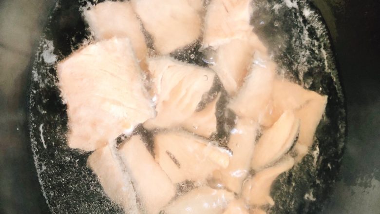 白灼沙拉三文鱼-西餐、年夜饭,全部放入锅中开水焯2~3分钟后捞起装盘里。