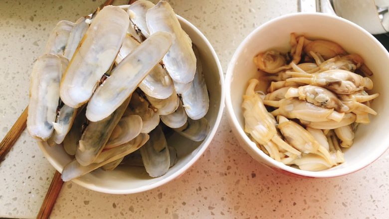 椒盐香酥蛏-年夜饭,将壳与肉剥离。