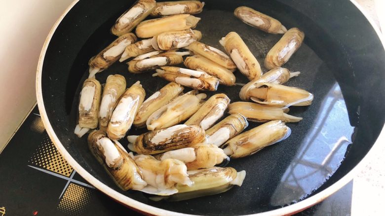 椒盐香酥蛏-年夜饭,吐干净沙后，冲洗2遍，锅里烧开水，放入蛏。