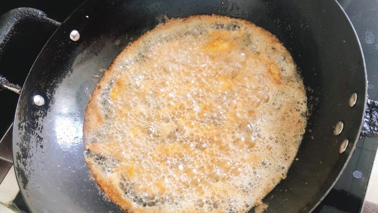 椒盐香酥蛏-年夜饭,锅里倒油,用筷子夹一只蛏放入油锅,若蛏不断有气泡冒出,则油温达到油炸度数,蛏可全部入锅油炸。