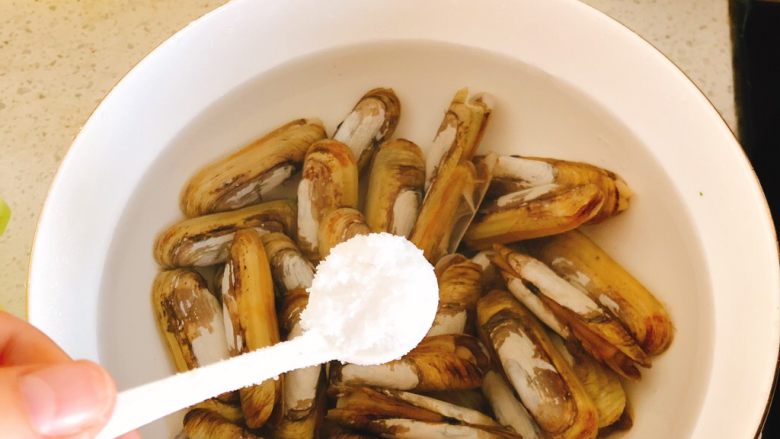 椒盐香酥蛏-年夜饭,蛏买来后冲洗至表面干净无泥土,放入1勺盐,静置1~2小时(吐过沙的1小时即可,没吐过沙的需2小时),使蛏将沙吐干净。