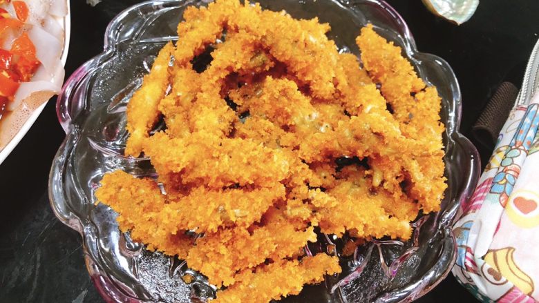椒盐香酥蛏-年夜饭,炸至表面呈金黄色即可,一般所需时间为5分钟。