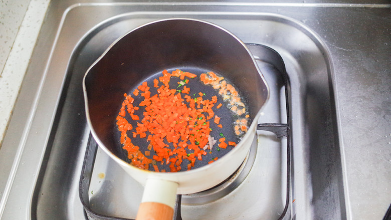 12个月以上辅食 玉米肉末炒蛋饭,锅里放少许油加入<a style='color:red;display:inline-block;' href='/shicai/ 25'>胡萝卜</a>丁翻炒