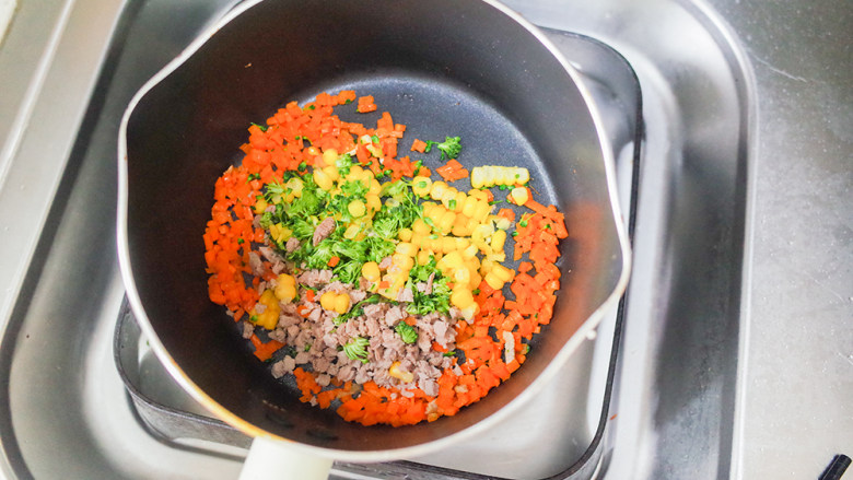 12个月以上辅食 玉米肉末炒蛋饭,继续加入肉末、<a style='color:red;display:inline-block;' href='/shicai/ 500'>玉米</a>、<a style='color:red;display:inline-block;' href='/shicai/ 10122'>西蓝花</a>翻炒