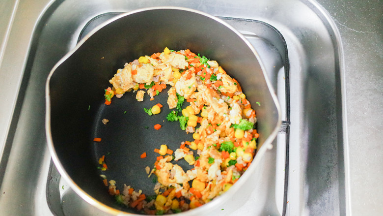 12个月以上辅食 玉米肉末炒蛋饭,蔬菜炒熟以后加入鸡蛋