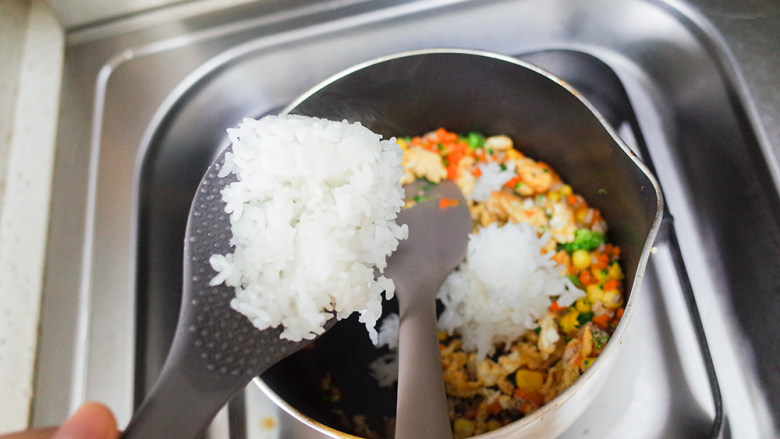12个月以上辅食 玉米肉末炒蛋饭,加入一勺米饭翻炒均匀即可