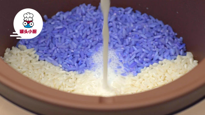 紫砂锅蓝花糯米糕,紫砂锅内铺入沥干的双色糯米(颜色不要混在一起哦),倒入调好的椰浆水,中间摆上<a style='color:red;display:inline-block;' href='/shicai/ 146452'>香兰叶</a>结,按下白米粥键煮1小时