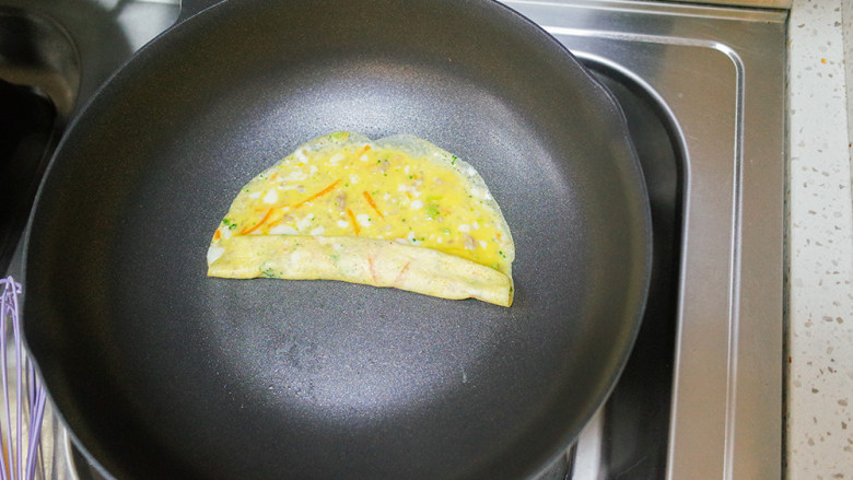 10个月以上辅食肉末蔬菜玉子烧,半凝固就要用硅胶铲配合把蛋卷起来,小心烫手
