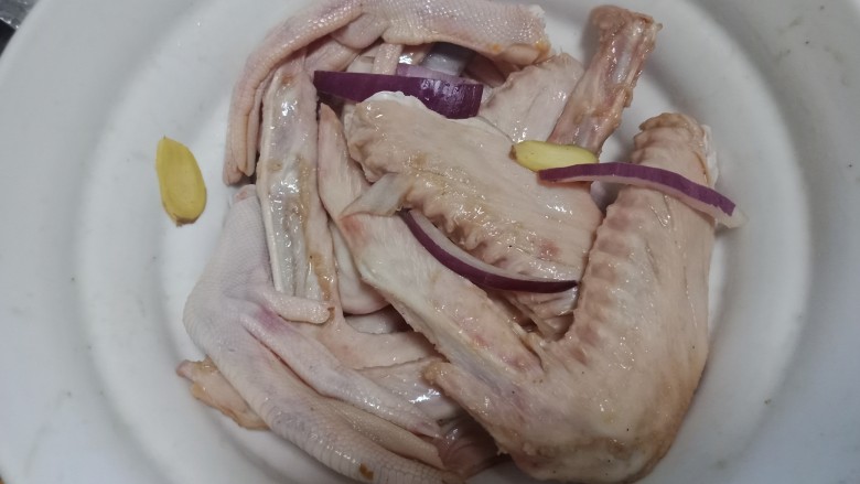 椒盐烤鸭翅鸭脚,抓均匀,腌制2个小时左右