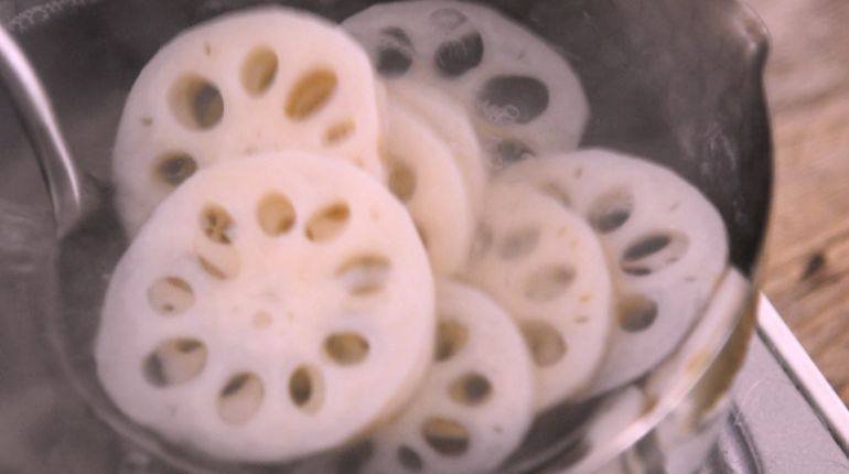几分钟就能搞定的回锅藕片,下酒好菜吃不够!,焯熟后,过凉水沥干备用