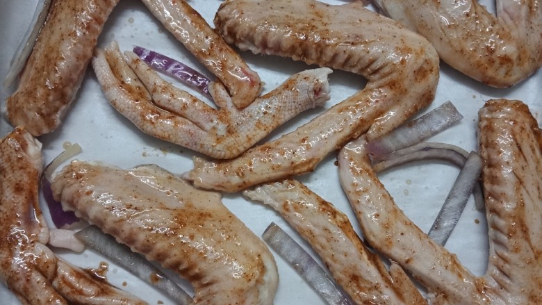椒盐烤鸭翅鸭脚,用刷上均匀的刷在鸭翅鸭头上面,放入烤箱中层,上下火200度烤10分钟