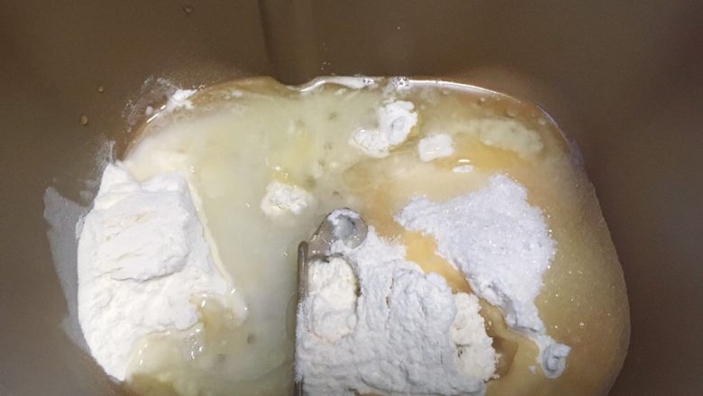 酥皮伍仁月饼,面包桶内加入水油皮全部材料,启动揉面程序,揉成面团