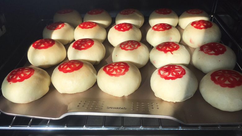 酥皮伍仁月饼,入烤箱烤30分钟,表面微微上色即可