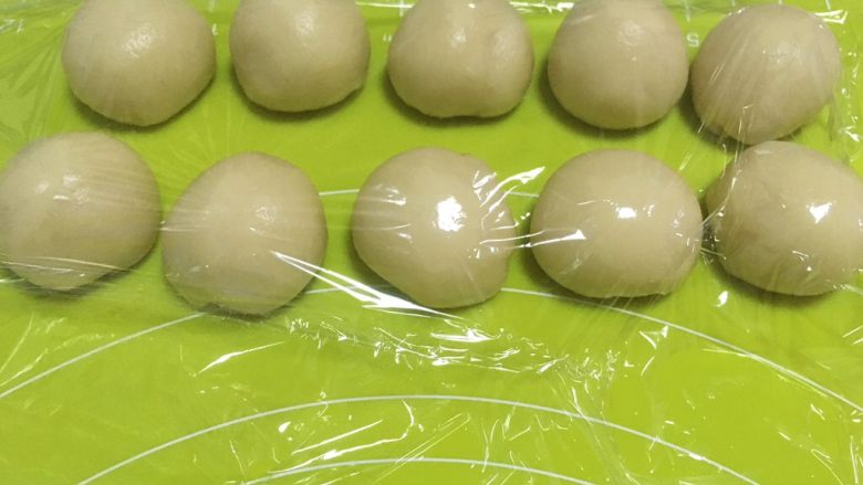酥皮伍仁月饼,将水油皮材料均分成10等份,并将每一份揉均匀,盖保鲜膜松弛10几分钟