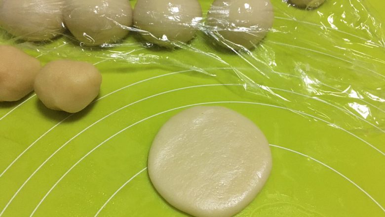 酥皮伍仁月饼,取一份水油皮材料,擀成圆片