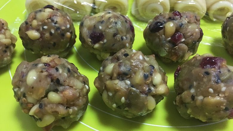 酥皮伍仁月饼,冰箱取出冷藏的伍仁馅,均分成10等份,每一份大约35克左右