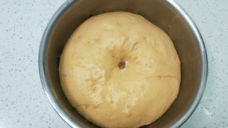 西瓜汁老式面包,程序结束收圆面团放入盆中,进行第一次发酵至2倍大,戳洞不回缩即可