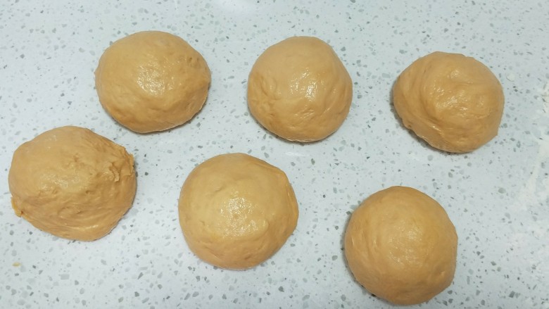 西瓜汁老式面包,发酵好的面团不用松弛,直接分成6份