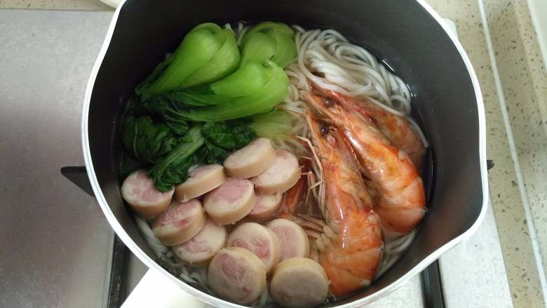 鱼肠鲜虾海鲜面,放入鲜虾、金枪鱼肠、青菜,