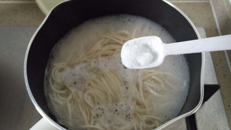 鱼肠鲜虾海鲜面,最后加盐、昆布粉调味提鲜