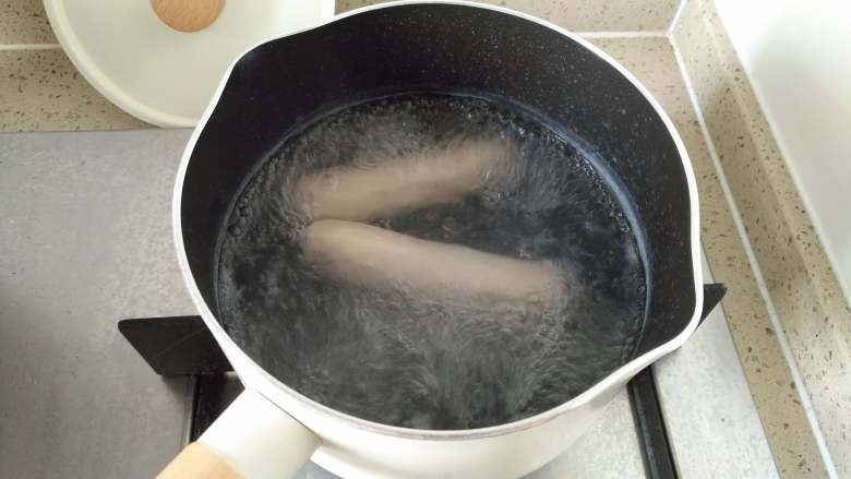 鱼肠鲜虾海鲜面,锅中水烧开后,下金枪鱼肠煮5分钟捞出备用