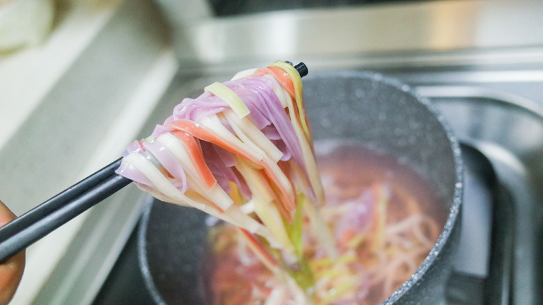 12个月以上番茄肉末夹心面条饼, 煮至9成熟捞出